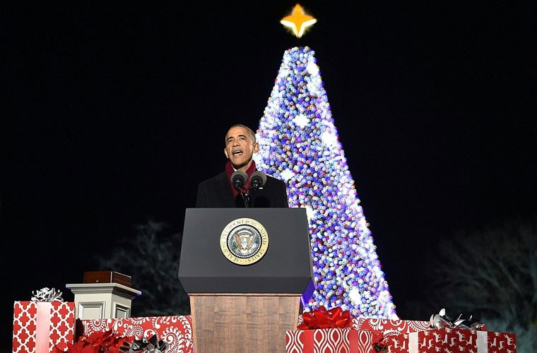  Tổng thống Obama đang phát biểu trong buổi lễ thắp sáng cây thông Noel mừng Giáng sinh tối 1/12 (giờ địa phương). Ảnh Daily Mail